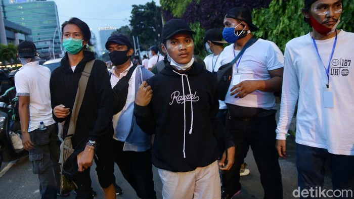 Demo di Patung Kuda Ricuh, Belasan Remaja Diamankan Polisi Polisi mengamankan 15 remaja yang diketahui melakukan aksi lempar botol dan batu kepada polisi. Para remaja itu diamankan di area sekitar Tugu Tani, Jakarta.