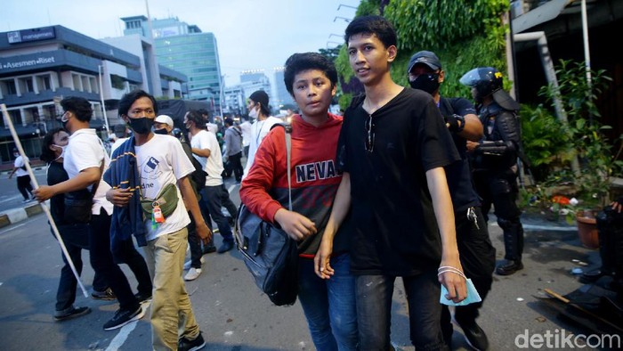 Demo di Patung Kuda Ricuh, Belasan Remaja Diamankan Polisi Polisi mengamankan 15 remaja yang diketahui melakukan aksi lempar botol dan batu kepada polisi. Para remaja itu diamankan di area sekitar Tugu Tani, Jakarta.