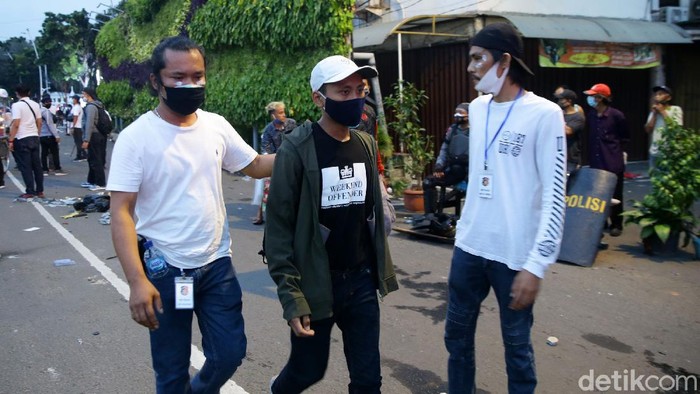 Demo di Patung Kuda Ricuh, Belasan Remaja Diamankan Polisi Polisi mengamankan 15 remaja yang diketahui melakukan aksi lempar botol dan batu kepada polisi. Para remaja itu diamankan di area sekitar Tugu Tani, Jakarta.