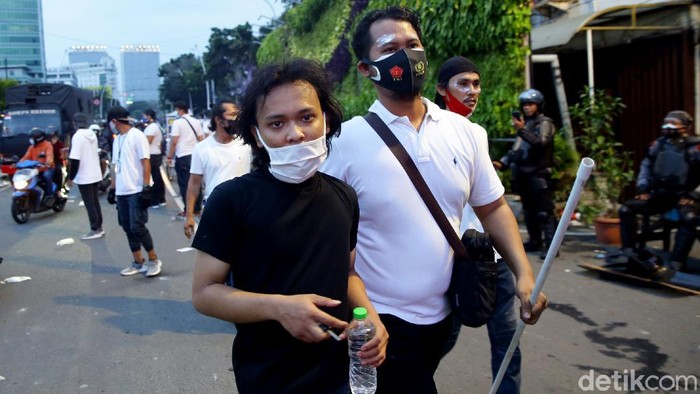 Demo di Patung Kuda Ricuh, Belasan Remaja Diamankan Polisi Polisi mengamankan 15 remaja yang diketahui melakukan aksi lempar botol dan batu kepada polisi. Para remaja itu diamankan di area sekitar Tugu Tani, Jakarta.