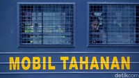 Polisi terus memukul mundur massa yang menyulut kericuhan hingga ke area sekitar Tugu Tani, Jakarta Pusat. Ada 15 remaja yang diamankan polisi.