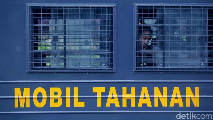 Demo di Patung Kuda Ricuh, Belasan Remaja Diamankan Polisi Polisi mengamankan 15 remaja yang diketahui melakukan aksi lempar botol dan batu kepada polisi. Para remaja itu diamankan di area sekitar Tugu Tani, Jakarta.