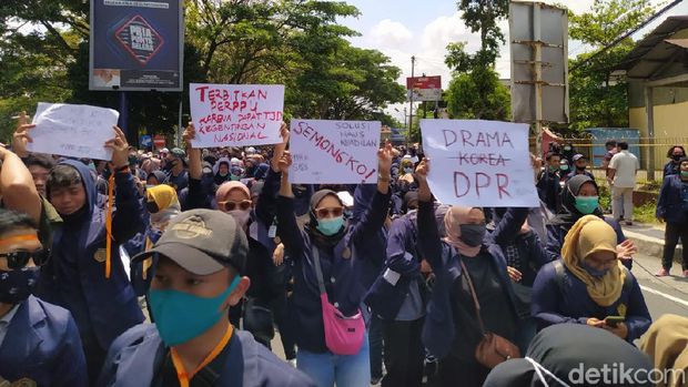 Demo tolak Ombnibus Law di Magelang, 13/10/2020