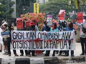 Demonstran di Bandung Serukan Tolak Omnibus Law-Otsus Jilid II Papua