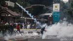 Momen Demonstran Kocar-kacir Saat Dibubarkan Polisi