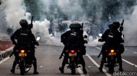 Sejumlah polisi tampak berupaya membubarkan massa aksi tolak omnibus law UU Cipta Kerja yang berujung ricuh di Gambir.