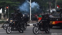 Aksi polisi membubarkan massa tersebut pun menjadi tontonan warga sekitar.