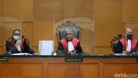 Hakim yang mengadili ketiga tersangka tersebut adalah Muhammad Sirad sebagai hakim ketua. Kemudian Sutikna dan Lingga Setiawan duduk sebagai hakim anggota.
