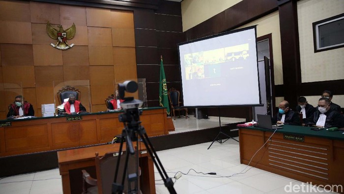 Djoko Tjandra, Anita Kolopaking dan Brigjen Pol Prasetijo Utomo menjalani sidang perdana kasus surat jalan palsu. Sidang dilaksanakan secara virtual.