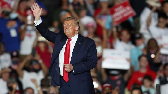 SANFORD, FLORIDA - OCTOBER 12: President Donald Trump waves to the crowd as he leaves after speaking during a campaign event at the Orlando Sanford International Airport on October 12, 2020 in Sanford, Florida. Trump was holding his first campaign rally since his coronavirus diagnosis as he continues to campaign against Democratic presidential candidate Joe Biden.   Joe Raedle/Getty Images/AFP