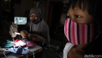 Dalam satu hari, Rararere workshop mampu memproduksi hingga 50 buah masker lurik.  