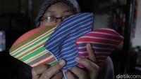 Satu buah masker lurik dijual seharga 15 ribu rupiah hingga 17.500 Rupiah.  