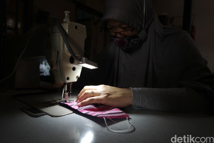 Geliat Masker Berbahan Kain Lurik Anif (40) pengrajin masker lurik menjahit masker lurik pesanan pelanggan di industri rumahan Rararere workshop, Patangpuluhan, Wirobrajan, Yogyakarta, Selasa (13/10/2020).