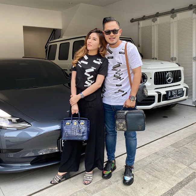 Gilang Widya Pramana dan Shandy Purnamasari kerap mengunggah gaya hidup dan barang mewah di akun Instagram masing-masing. Keduanya hingga kini masih tinggal di Malang, Jawa Timur. Foto: Instagram @juragan_99