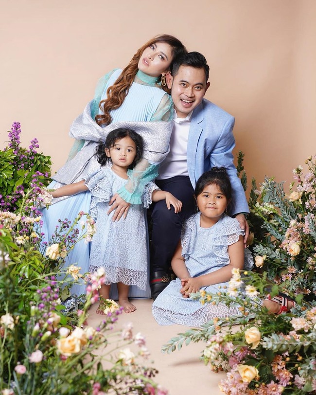 Pernikahan keduanya dikaruniai dua anak perempuan yang bernama Felicia Lasha Zafeera (7 tahun) dan Amberly Lasha Shakayla (2 tahun). Ketika kedua anaknya ulang tahun juga selalu dirayakan dengan meriah dan mewah. Foto: Instagram @juragan_99