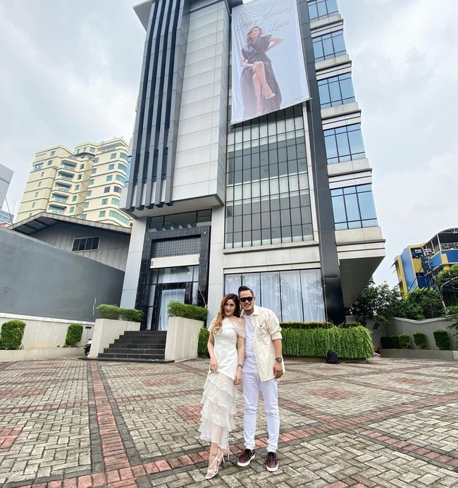 Gilang mengabadikan momen saat memberikan kado tower mewah itu di akun Instagramnya. Kado ulangtahun untuk orang yg paling spesial, tower baru di Jakarta!, tulis Gilang di akun Instagramnya @juragan_99. Foto: Instagram @juragan_99