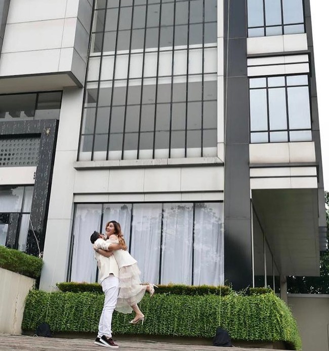Pasangan suami istri, Gilang Widya Pramana dan Shandy Purnamasari menjadi sorotan publik di Instagram. Gilang menjadi viral karena memberikan Shandy kado ulang tahun tower mewah di daerah Jakarta Selatan. Foto: Instagram @shandypurnamasari