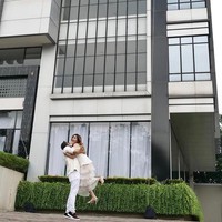 Pasangan suami istri, Gilang Widya Pramana dan Shandy Purnamasari menjadi sorotan publik di Instagram. Gilang menjadi viral karena memberikan Shandy kado ulang tahun tower mewah di daerah Jakarta Selatan. Foto: Instagram @shandypurnamasari