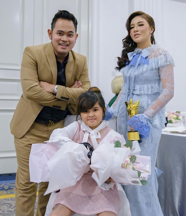 Saat ditanya lebih lanjut soal harga gedung yang ditebak netizen mencapai puluhan miliar rupiah, Gilang enggan berkomentar. Pastinya dia hanya ingin memberikan sesuatu yang istimewa pada istri tercintanya. Dan terbukti kado istimewanya itu sukses membuat sang istri, Shandy, merasa terkejut. Foto: Instagram @juragan_99