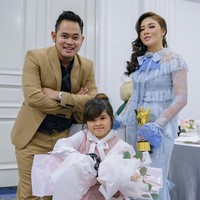 Saat ditanya lebih lanjut soal harga gedung yang ditebak netizen mencapai puluhan miliar rupiah, Gilang enggan berkomentar. Pastinya dia hanya ingin memberikan sesuatu yang istimewa pada istri tercintanya. Dan terbukti kado istimewanya itu sukses membuat sang istri, Shandy, merasa terkejut. Foto: Instagram @juragan_99