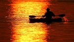 Melihat Keindahan Matahari Terbenam di Danau Kansas