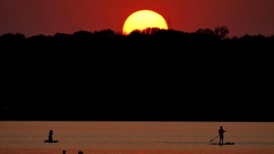 Melihat Keindahan Matahari Terbenam di Danau Kansas