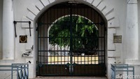Kala itu, dari benteng Vastenburg, Belanda mengawasi aktivitas Keraton Kasunanan Surakarta dan masyarakat.