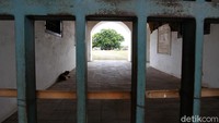 Sekarang benteng itu hanya tersisa temboknya yang semakin lapuk dimakan usia. Padahal dulu terdapat sejumlah bangunan di dalamnya untuk tinggal para pejabat kolonial.