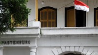 Heri mengatakan, benteng Vastenburg sanggup menampung prajurit perang sekitar 300 orang. Benteng ini juga memiliki barak-barak yang luas untuk perwira dan prajurit, berikut gudang senjata dan mesiu.