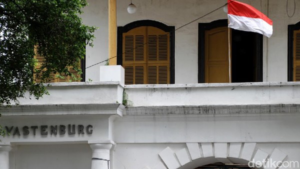 Menurut orang nomor satu di Solo ini, dipilihnya Benteng Vastenburg karena pemkot sudah tidak memiliki gedung berukuran besar yang kosong untuk digunakan sebagai tempat karantina (Agung Mardika/detikTravel) Menurut orang nomor satu di Solo ini, dipilihnya Benteng Vastenburg karena pemkot sudah tidak memiliki gedung berukuran besar yang kosong untuk digunakan sebagai tempat karantina (Agung Mardika/detikTravel)