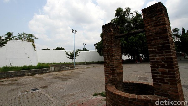 Mundur ke belakang, dahulu Benteng Vastenburg dibangun oleh Pemerintah Hindia Belanda untuk pertahanan di Solo (Agung Mardika/detikTravel) Mundur ke belakang, dahulu Benteng Vastenburg dibangun oleh Pemerintah Hindia Belanda untuk pertahanan di Solo (Agung Mardika/detikTravel)