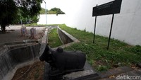 Dari informasi yang dihimpun, lahan Benteng Vastenburg itu ditukar guling pada era Orde Baru. Kawasan heritage itu kemudian dimiliki swasta hingga muncul rencana akan dibangun hotel. Salah satunya dimiliki Robby Sumampow.