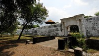 Joko Widodo saat masih menjadi Wali Kota Solo pernah berupaya mengembalikan Benteng Vastenburg menjadi milik pemerintah. Namun, hal tersebut terkendala masalah dana. Butuh dana yang sangat besar untuk membelinya kembali dari pengusaha.