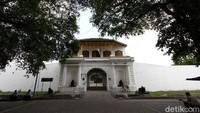Pengusaha Robby Sumampow menyisakan warisan aset Benteng Vastenburg di Solo. Bangunan cagar budaya itu memiliki sejarah panjang sejak digunakan kamp tentara Belanda hingga menjadi sengketa dan dimiliki swasta.