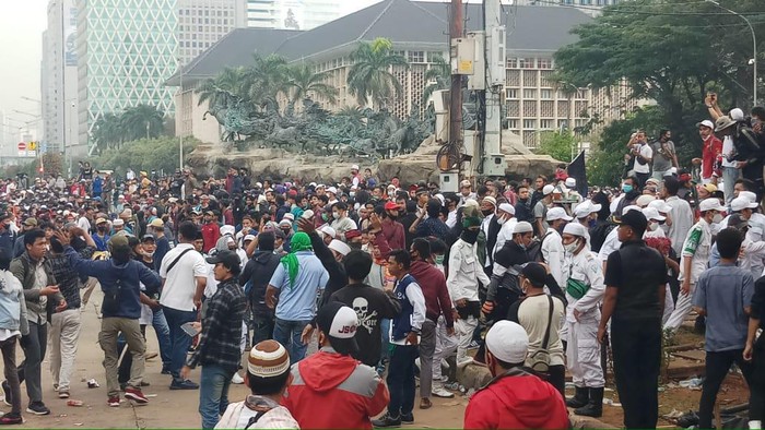 Insiden Lempar Batu-Botol Pecah di Depan Patung Kuda Jakarta Pusat
