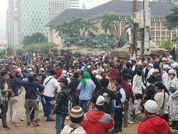 Demo PA 212 dkk Bubar, Tiba-tiba Ada Massa Lain Lempar Batu-Botol ke Polisi