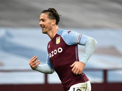 Di pos sayap kanan secara mengejutkan ada Jack Grealish. Pemain Aston Villa ini memang terus mencuri perhatian dengan pertunjukan teknik yang jempolan (Getty Images/Pool)