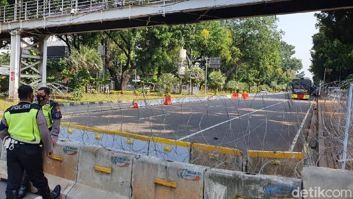 Jalan Medan Merdeka Barat ditutup jelang demo PA 212 dkk