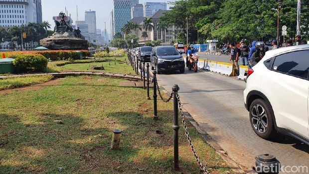 Jalan Medan Merdeka Barat ditutup jelang demo PA 212 dkk