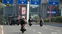 Sebelumnya, polisi menutup sejumlah jalan untuk mengantisipasi aksi demo ini.