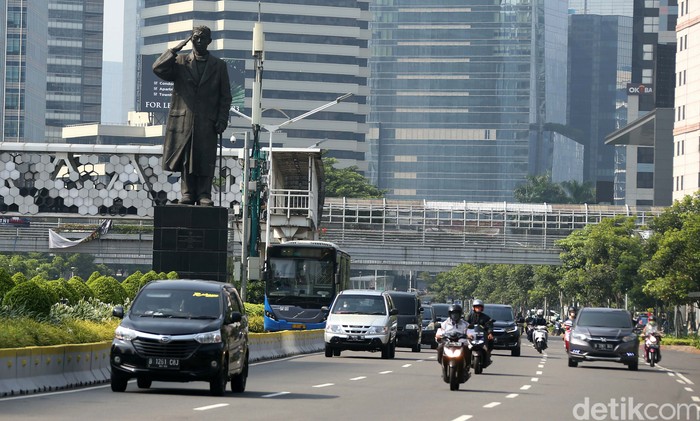 Jelang aksi demo menolak Omnibus Law Ciptaker, lalu lintas di jalan MH Thamrin-Sudirman, Jakarta, terpantau lancar. Begini potretnya.
