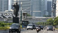 Tampak lalu lintas di jalan MH Thamrin-Sudirman, Jakarta, terpantau lancar, Selasa (13/10).