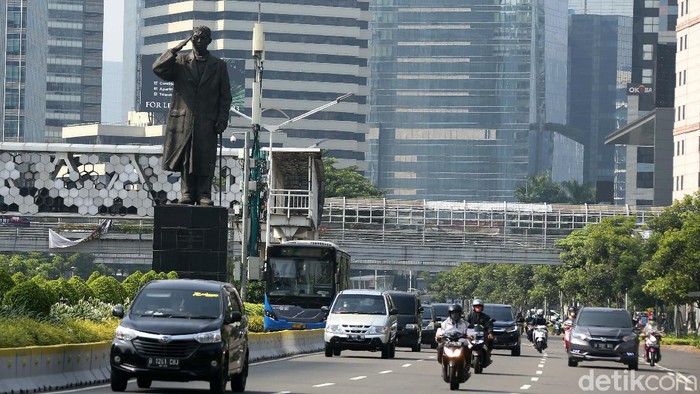 Jelang aksi demo menolak Omnibus Law Ciptaker, lalu lintas di jalan MH Thamrin-Sudirman, Jakarta, terpantau lancar. Begini potretnya.