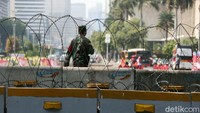Jalan ditutup dengan kawat berduri.