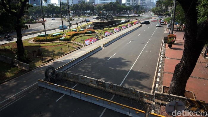 Jelang demo tolak omnibus law UU Cipta Kerja, Jalan Medan Merdeka Barat, Jakarta, ditutup. Kendaraan yang melintas dialihkan ke jalur TransJakarta (TransJ).