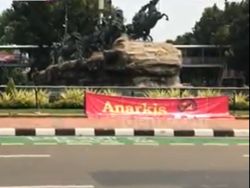 Jelang Demo PA 212 Cs, Spanduk Kecam Anarkisme Mejeng di Patung Kuda