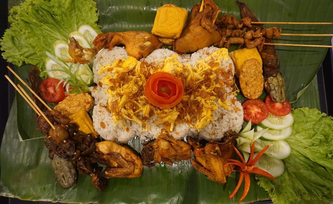 Kangen Makan Bareng di Restoran? Yuk, Liwetan Seru