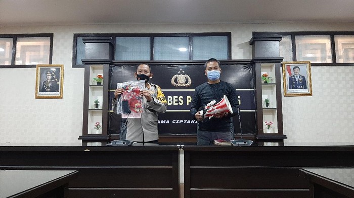 Kapolrestabes saat menunjukkan barang hukti yang diamankan dari Ketua LMND Palembang