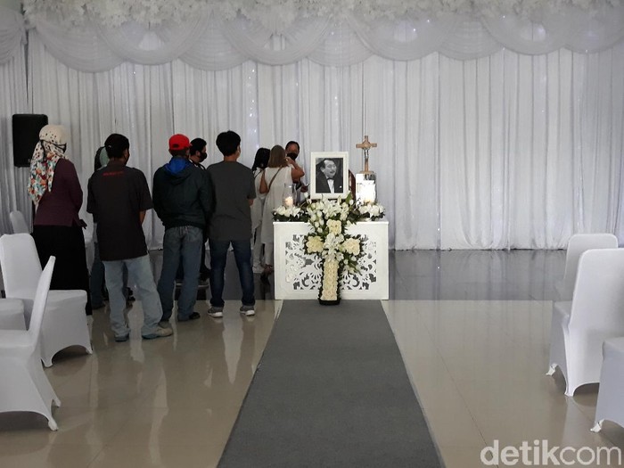 Karangan bunga di rumah duka Robby Sumampow, Solo, Selasa (13/10/2020).