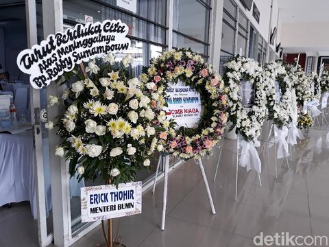 Karangan bunga di rumah duka Robby Sumampow, Solo, Selasa (13/10/2020).